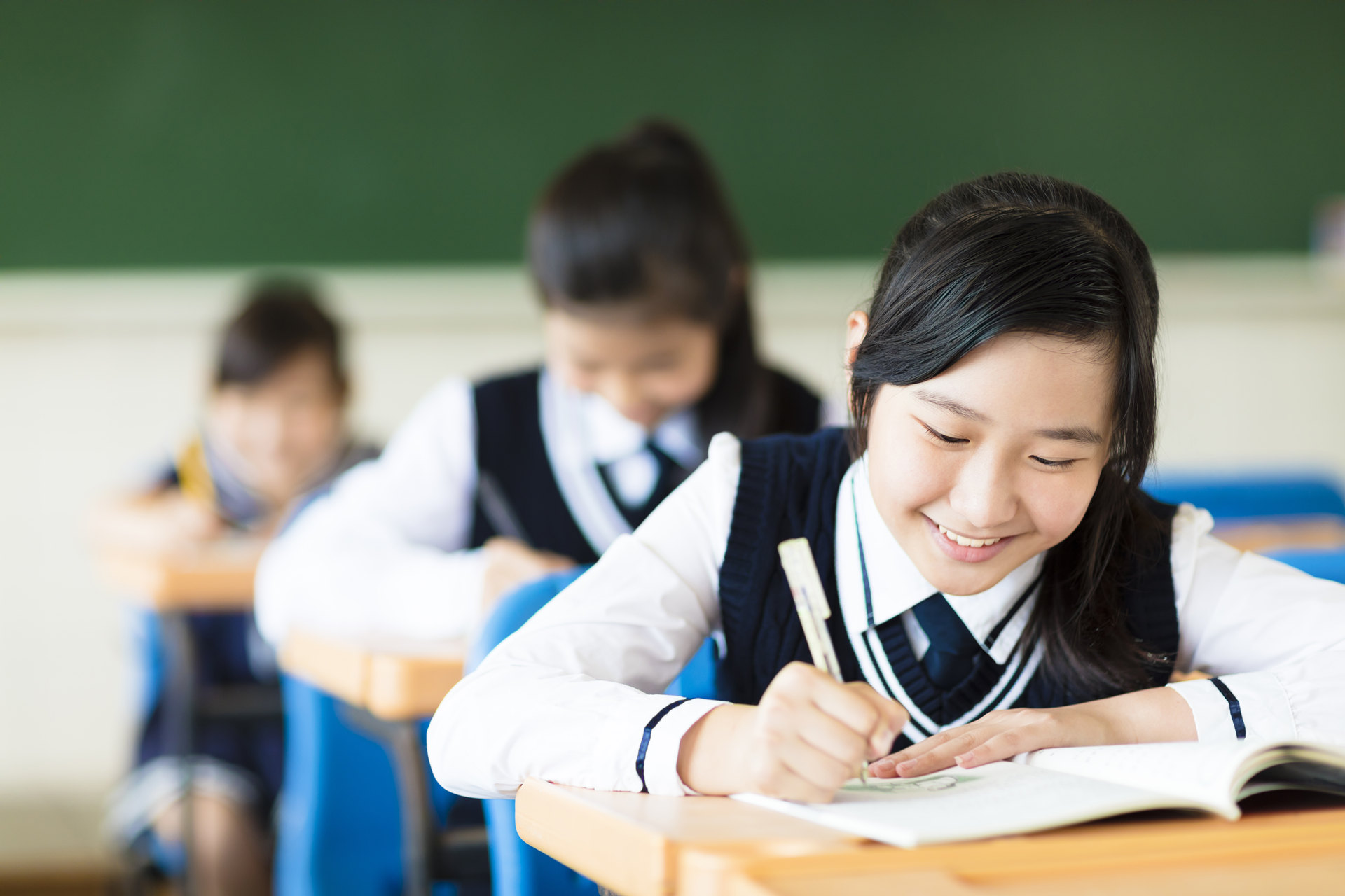 女兒在讀高二，他如何能快速拿到身份讓孩子參加錄取率高“香港高考”